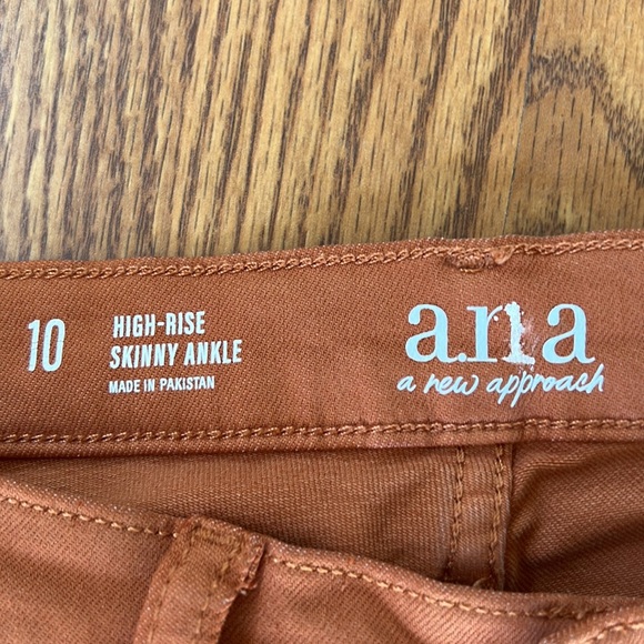 A.N.A. Woman - Picture 3 of 6